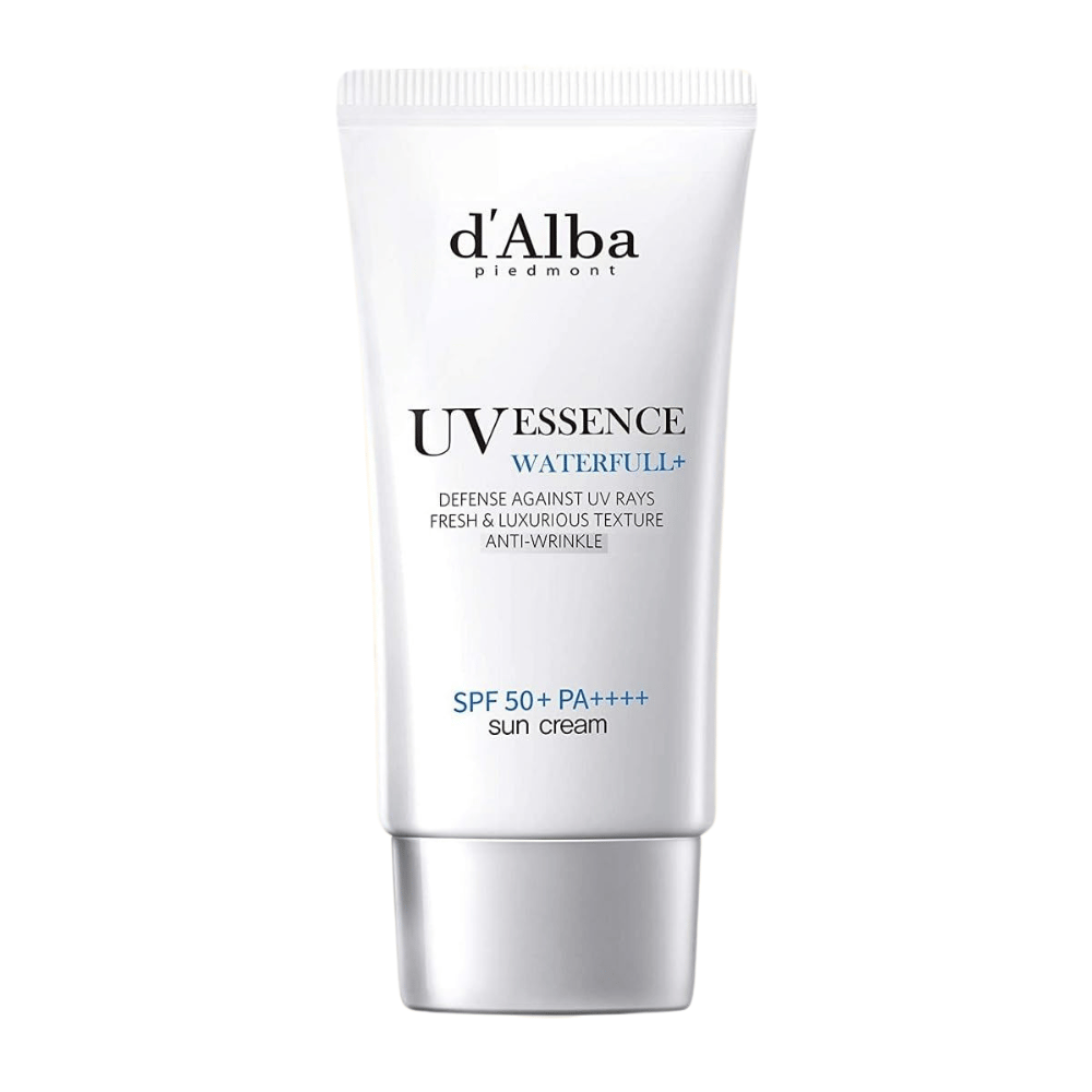 Produktbild von d'Alba UV Essence Waterfull+ Sun Cream mit SPF 50+ PA++++ in einer weiß und silberfarbenen Tube, fotografiert vor einem weißen Hintergrund.
