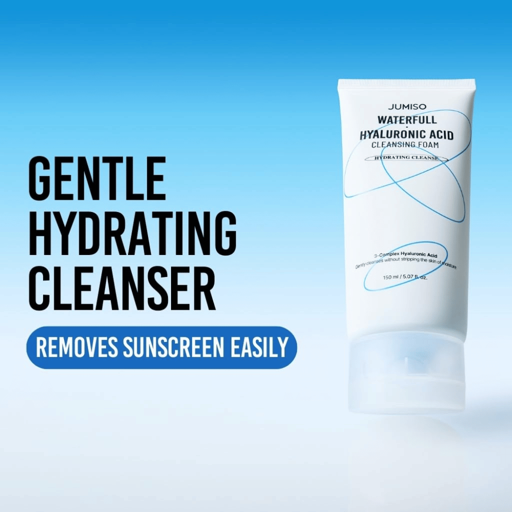 Produktbild von Jumiso Waterfull Hyaluronic Acid Cleansing Foam vor blauem Hintergrund. Der Fokus liegt auf einer milden und feuchtigkeitsspendenden Gesichtsreinigung, die Sonnenschutz und tägliche Unreinheiten effektiv entfernt.