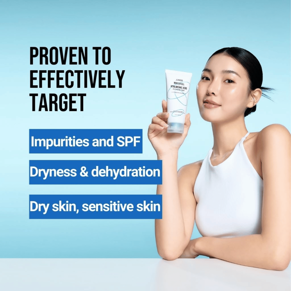 Person mit klarer und mit Feuchtigkeit versorgter Haut hält Jumiso Waterfull Hyaluronic Acid Cleansing Foam hoch. Das Bild beschreibt die Fähigkeit des Produkts, gezielt gegen Unreinheiten, SPF-Rückstände, Trockenheit und empfindliche Haut vorzugehen.