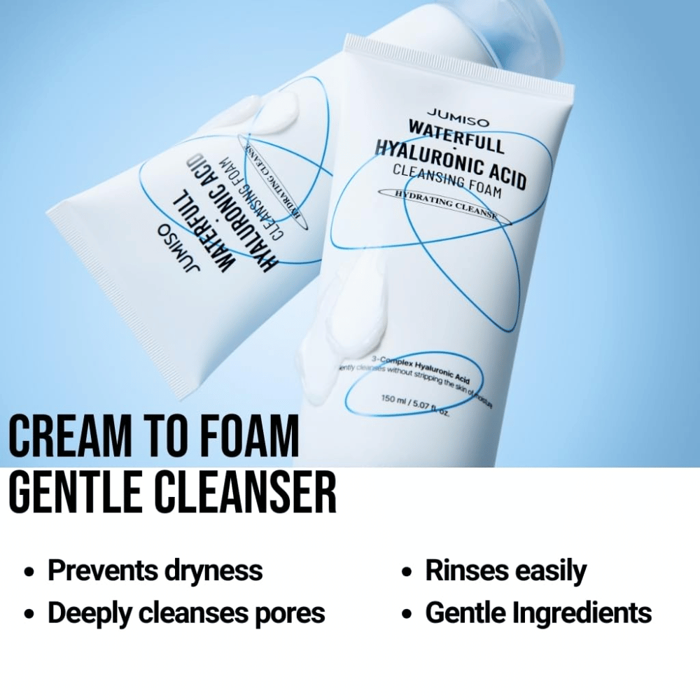 Zwei Tuben von Jumiso Waterfull Hyaluronic Acid Cleansing Foam vor hellblauem Hintergrund. Das Bild hebt eine Creme-zu-Schaum-Reinigung hervor, die die Poren sanft reinigt, Trockenheit entgegenwirkt und sich leicht abspülen lässt.