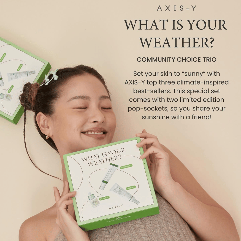 Eine Frau präsentiert AXIS-Y Hautpflegeset "What is your weather?", das drei klimainspirierte Top-Produkte und zwei limitierte Ausgaben von Pop-Sockets enthält, um sie mit einem Freund zu teilen.
