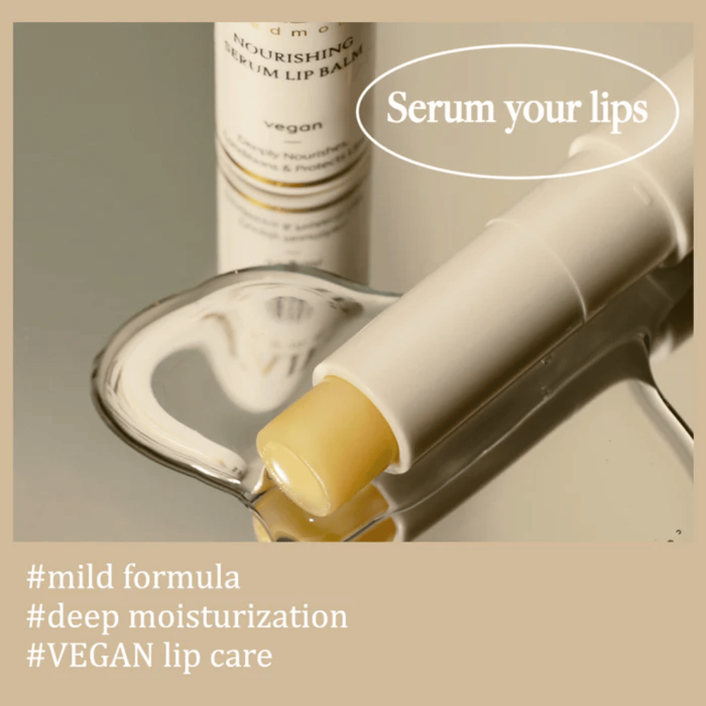 d'Alba Nourishing Serum Lip Balm in Nahaufnahme auf einem Spiegel liegend mit Text über milde Formel, tiefe Feuchtigkeitspflege und vegane Lippenpflege.