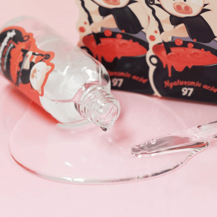 Nahaufnahme von Elizavecca Hyaluronic Acid 97 mit Pipette und klarer Serumtextur, die schnell einzieht und die Haut tiefenwirksam mit Feuchtigkeit versorgt.