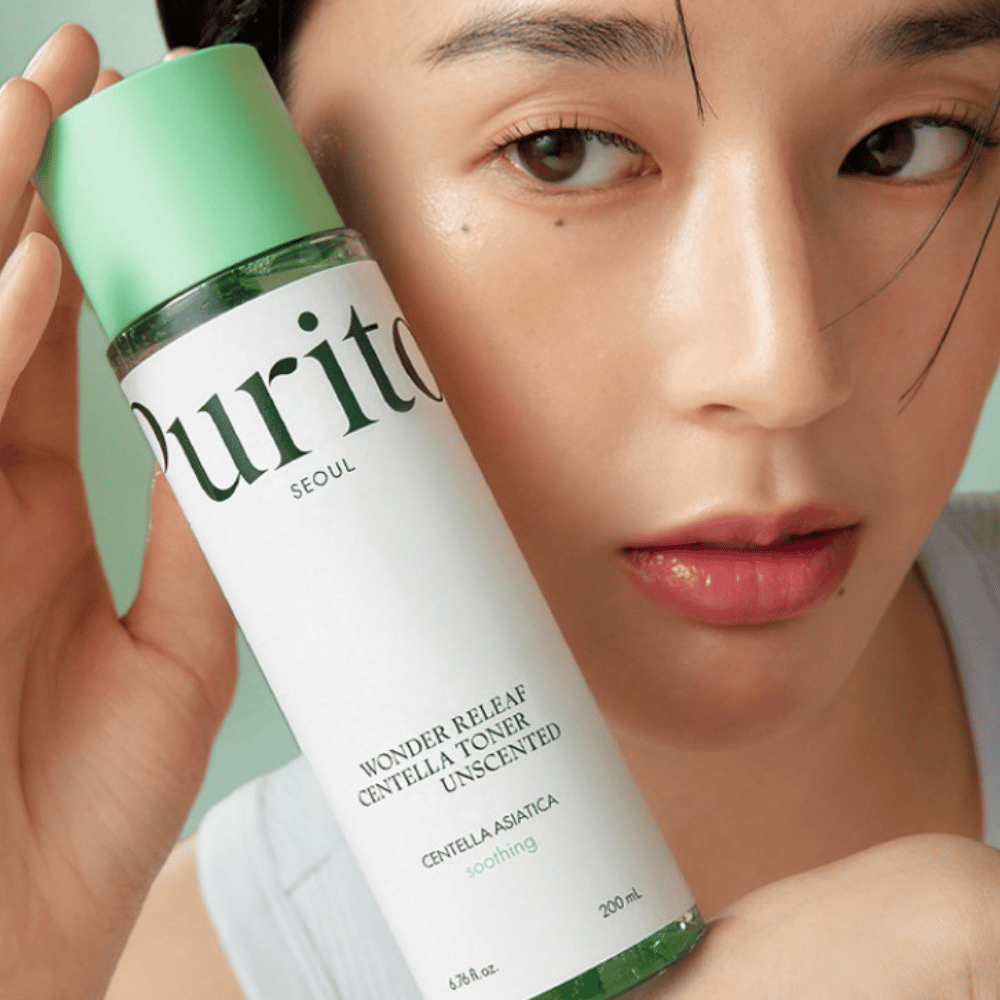 Purito Wonder Releaf Centella Toner Unscented ist ein sanfter Toner, der mit Hilfe von Centella Asiatica Feuchtigkeit spendet und die Haut beruhigt. Duftfrei und ideal für empfindliche Haut, hilft dieser Toner, die Feuchtigkeitsbarriere der Haut auszugleichen und Irritationen zu reduzieren.