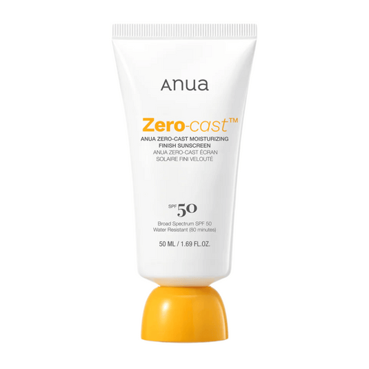 Produktbild auf ANUA Zero-Cast Moisturizing Finish Sunscreen SPF 50 in einer weißen Tube mit orangefarbenem Verschluss, 50 ml. Eine leichte Sonnencreme ohne weißen Schleier, wasserfest bis zu 80 Minuten.