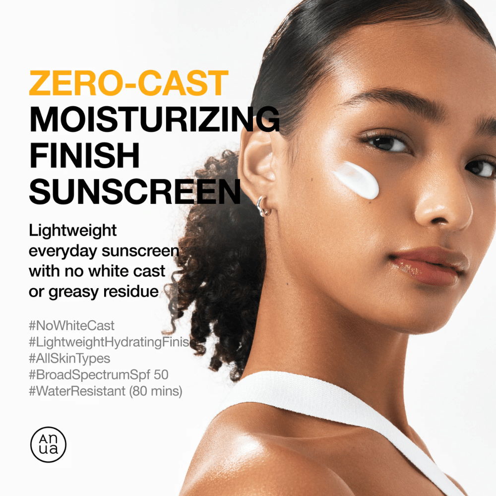 Frau mit Sonnencreme auf der Wange zeigt ANUA Zero-Cast Moisturizing Finish Sunscreen – eine leichte, feuchtigkeitsspendende Sonnencreme mit SPF 50, die keinen weißen Schleier hinterlässt.