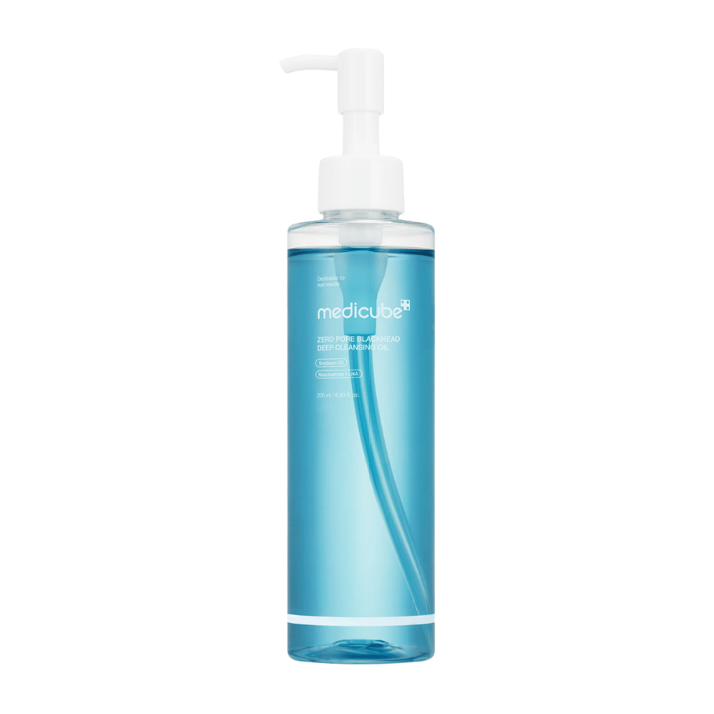 Flasche von Medicube Zero Pore Blackhead Deep Cleansing Oil in blauer Verpackung mit weißem Pumpkopf, vor weißem Hintergrund.