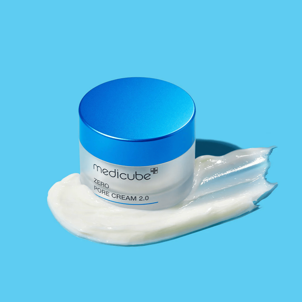 Medicube Zero Pore Cream 2.0 ist eine leichte und feuchtigkeitsspendende Creme, die hilft, die Sichtbarkeit der Poren zu minimieren und die Talgproduktion auszugleichen. Sie hinterlässt die Haut weich, matt und frisch, ohne die Poren zu verstopfen, was sie perfekt für fettige und Mischhaut macht.