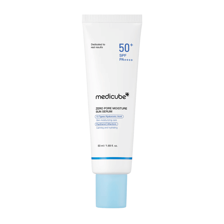 Medicube Zero Pore Moisture Sun Serum SPF50+ PA++++ 50 ml. Sonnenserum mit leichter Konsistenz, das die Haut mit Feuchtigkeit versorgt, dabei hilft, das Erscheinungsbild der Poren zu pflegen, und vor UVA- und UVB-Strahlen schützt.