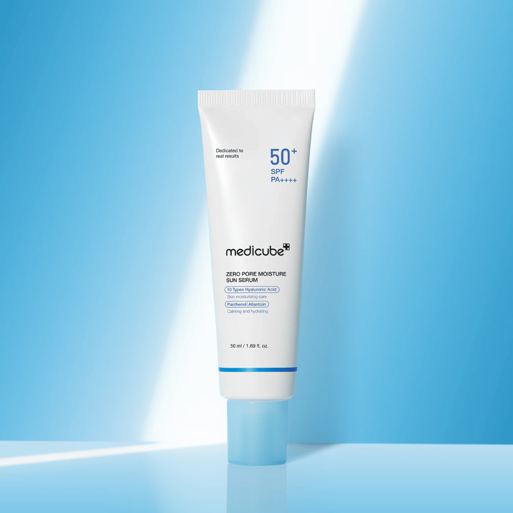 Medicube Zero Pore Moisture Sun Serum SPF50+ PA++++ vor blauem Hintergrund präsentiert. Feuchtigkeitsspendendes Sonnenserum mit Hyaluronsäure, Panthenol und Allantoin für täglichen UV-Schutz und Hautpflege.