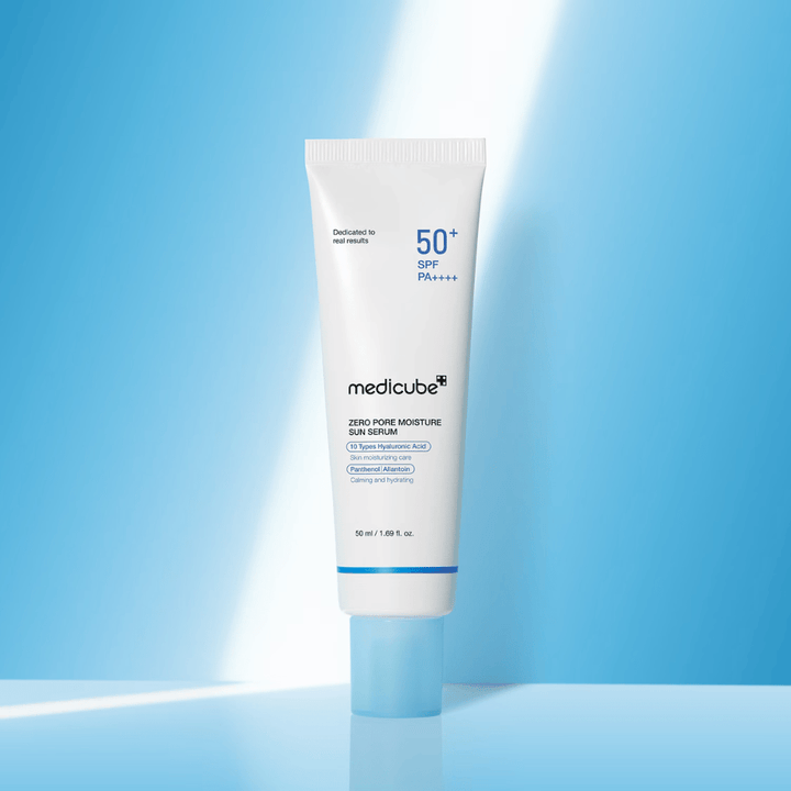 Medicube Zero Pore Moisture Sun Serum SPF50+ PA++++ vor blauem Hintergrund präsentiert. Feuchtigkeitsspendendes Sonnenserum mit Hyaluronsäure, Panthenol und Allantoin für täglichen UV-Schutz und Hautpflege.