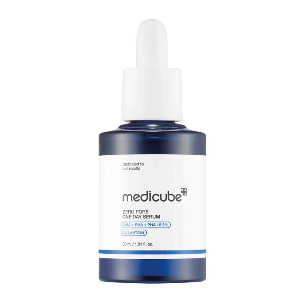 Flasche von Medicube Zero Pore One Day Serum mit weißem Etikett und blauen Details, ein Peeling-Produkt mit AHA, BHA und PHA, vor weißem Hintergrund.
