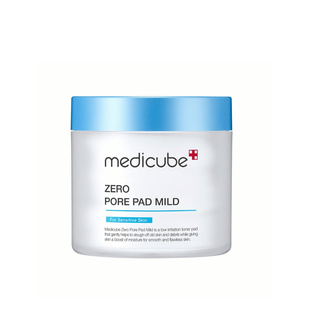 Medicube Zero Pore Pad Mild ist ein sanftes Toner-Pad für empfindliche Haut. Es hilft, abgestorbene Hautzellen und Unreinheiten sanft zu exfolieren und spendet gleichzeitig Feuchtigkeit für eine weiche und glatte Haut. Das Produkt hat eine blaue und weiße Verpackung, ideal für den täglichen Gebrauch.