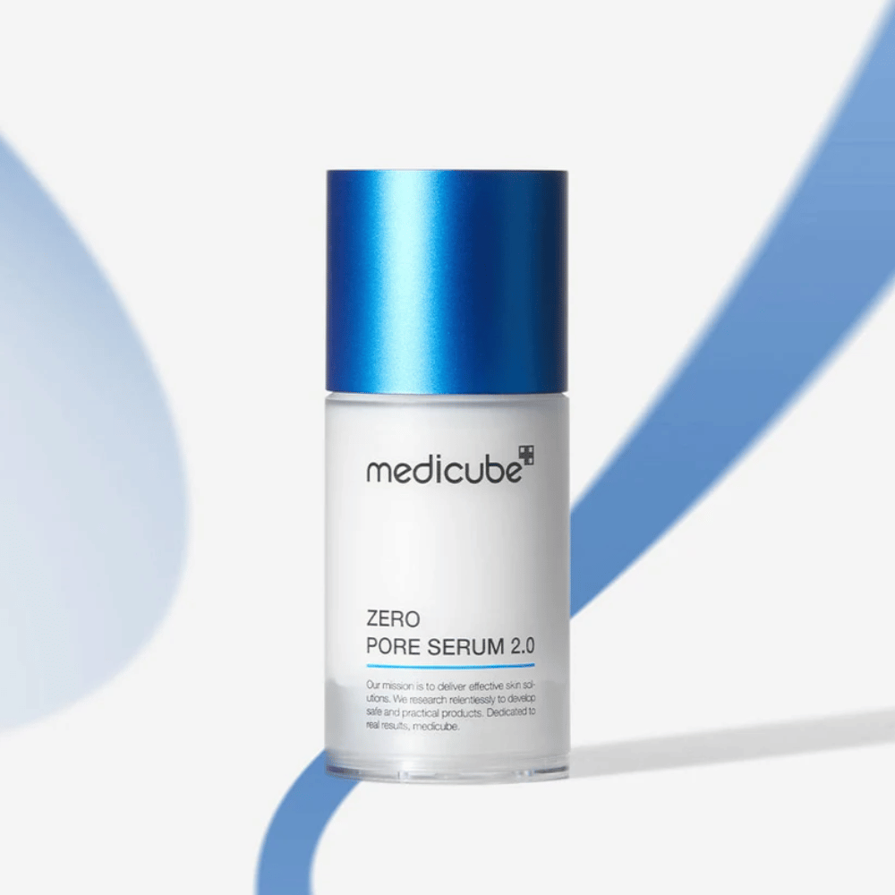 Medicube Zero Pore Serum 2.0 in stilvoller Verpackung mit blauem Deckel, ein effektives Gesichtsserum für glattere Haut und reduzierte Porengröße.