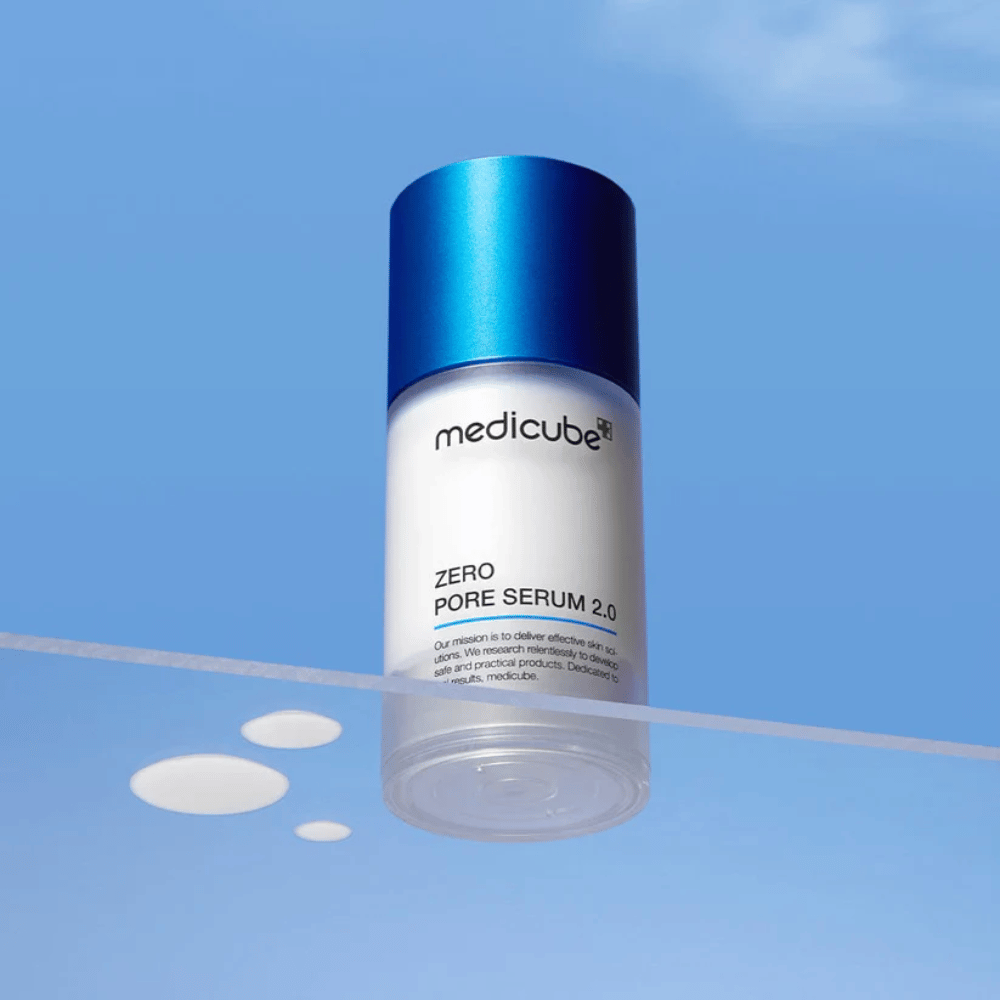Produktbild von Medicube Zero Pore Serum 2.0 vor blauem Hintergrund, ein porenverkleinerndes Serum, das entwickelt wurde, um die Haut zu balancieren und die Hautstruktur zu verbessern.