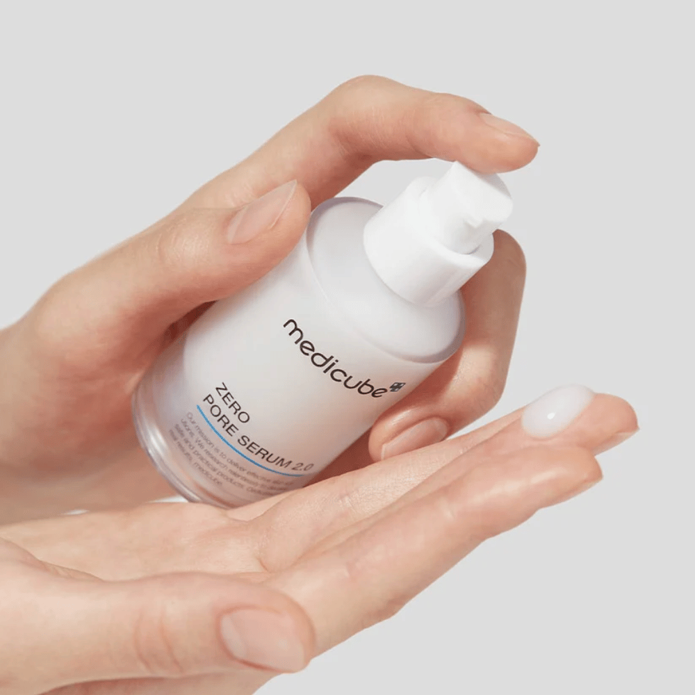Medicube Zero Pore Serum 2.0 in Pumpflasche, die in die Hand dosiert wird, ein leichtes Serum, das schnell einzieht und hilft, sichtbare Poren zu reduzieren.
