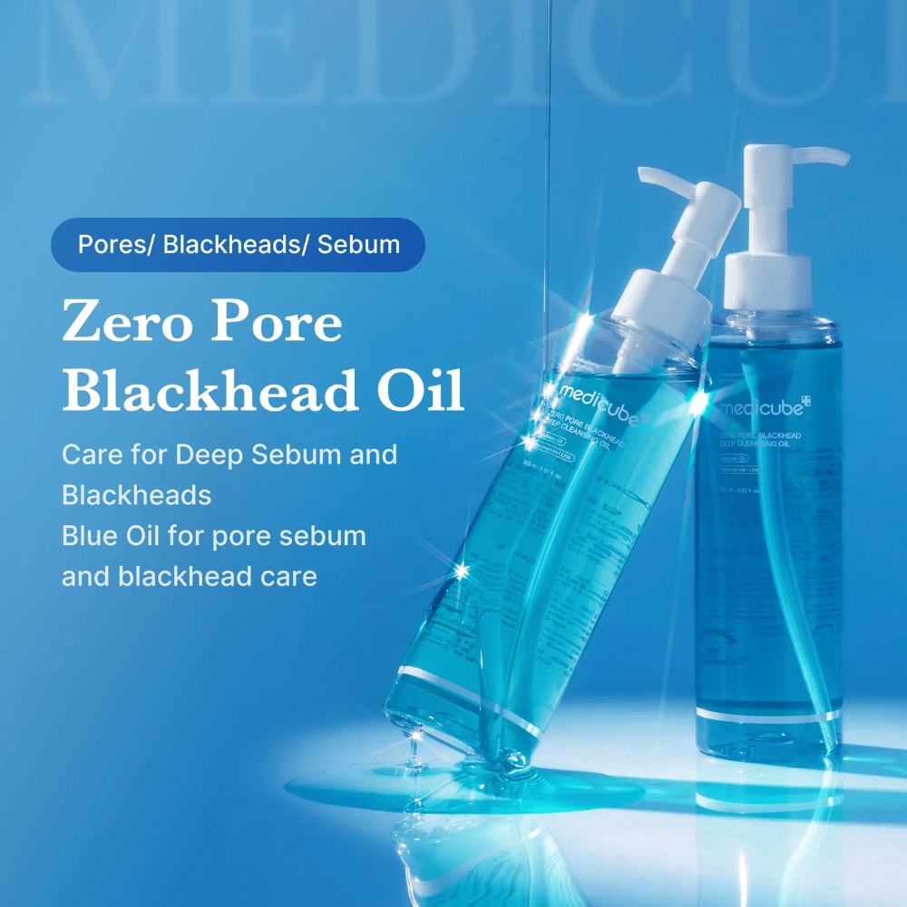 Zwei Flaschen von Medicube Zero Pore Blackhead Deep Cleansing Oil auf blauem Hintergrund mit Text, der ihre Wirkung gegen Poren, Sebum und Mitesser hervorhebt.