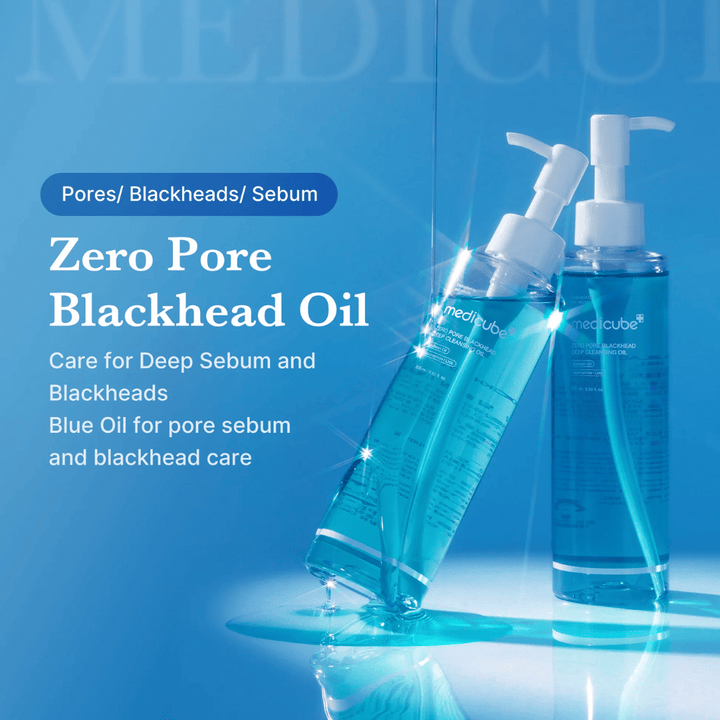 Två flaskor av Medicube Zero Pore Blackhead Deep Cleansing Oil på blå bakgrund med text som framhäver dess effekt mot porer, sebum och pormaskar.