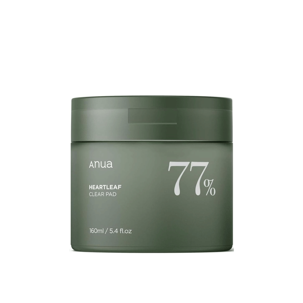 Ein grüner Behälter mit dem Hautpflegeprodukt Anua Heartleaf Clear Pad, auf dem Etikett mit 77% hervorgehoben, vor einem einfarbigen Hintergrund.