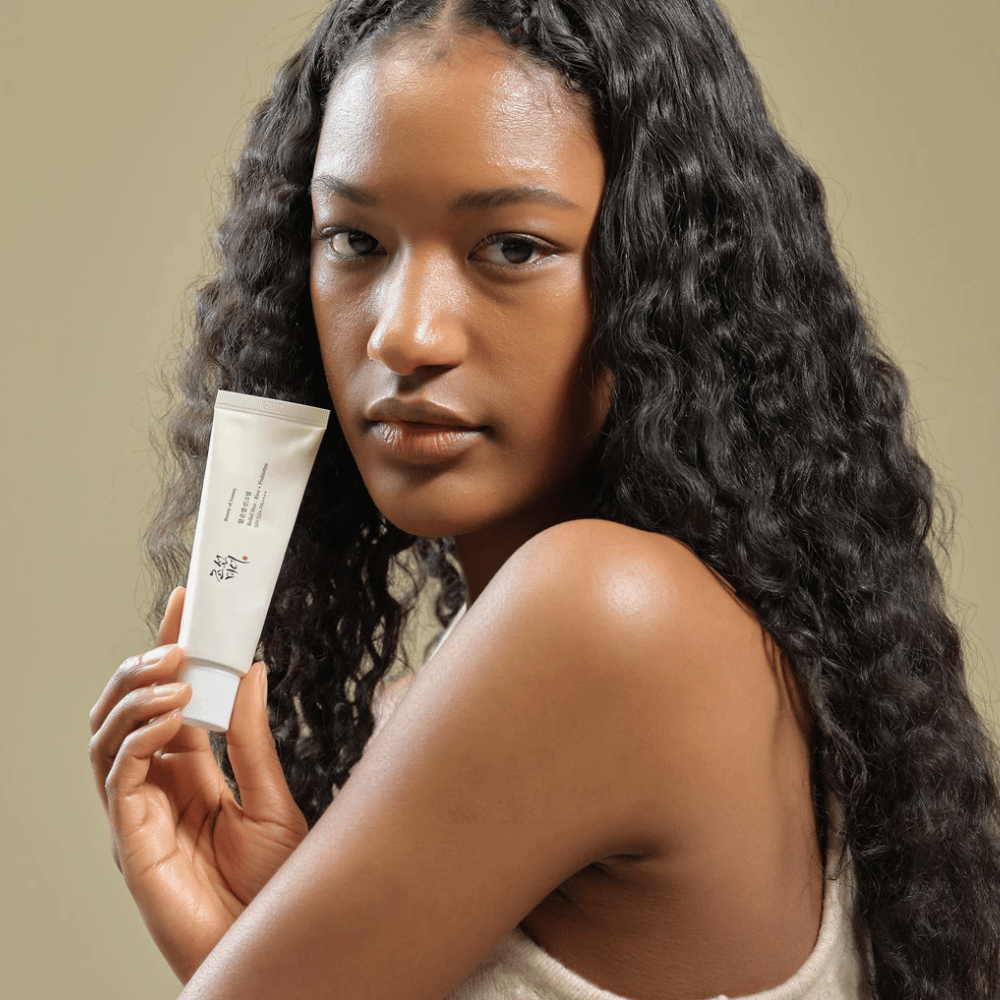 Beauty of Joseon Relief Sun SPF50+ PA++++ 50ml – koreanische Sonnencreme mit Reisextrakt und Probiotika, gezeigt in der Anwendung für natürliche Hautpflege.