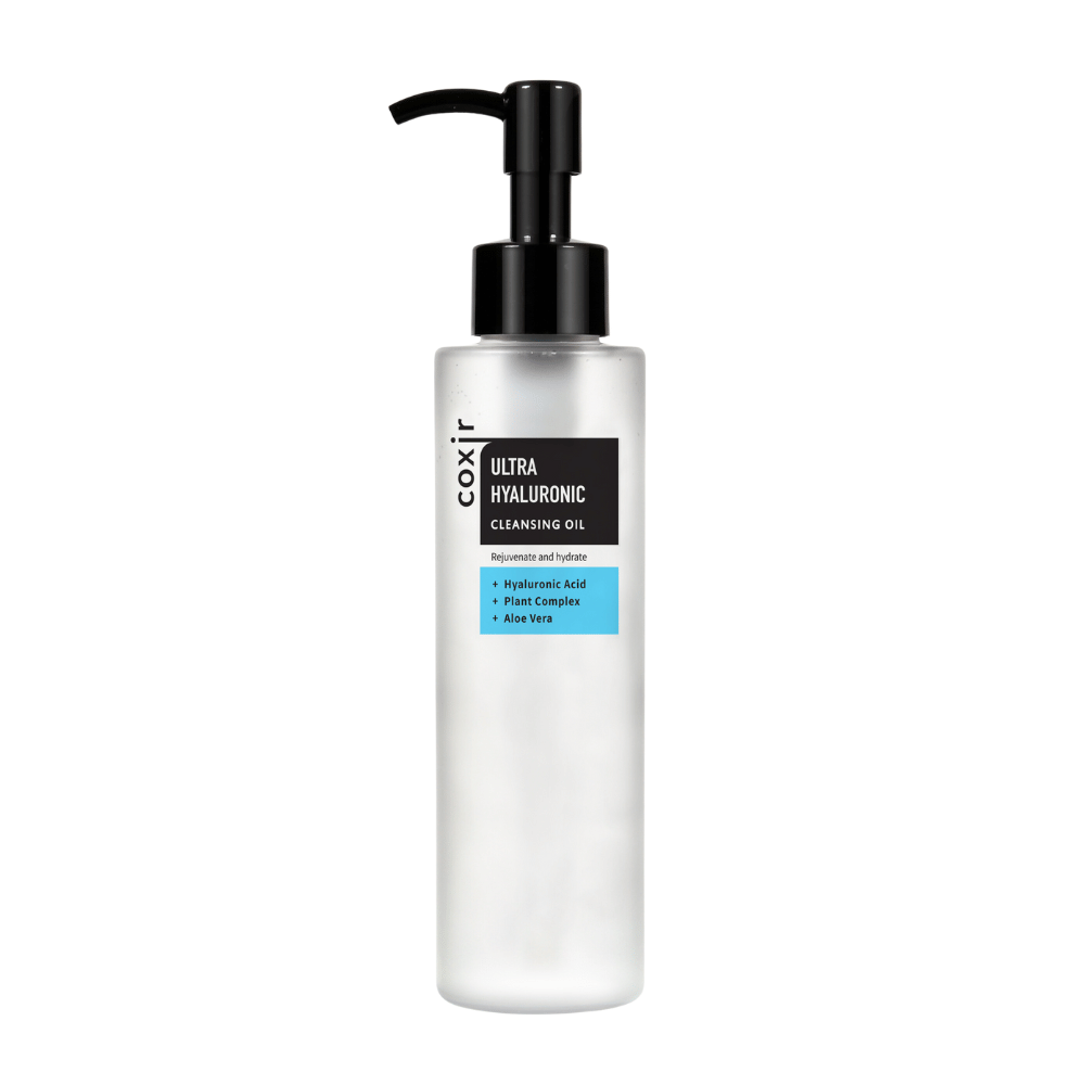 Eine weiße Pumpflasche mit dem Text "coxir ULTRA HYALURONIC CLEANSING OIL", die Hyaluronsäure, Pflanzenkomplexe und Aloe Vera zur Feuchtigkeitspflege und Reinigung enthält.