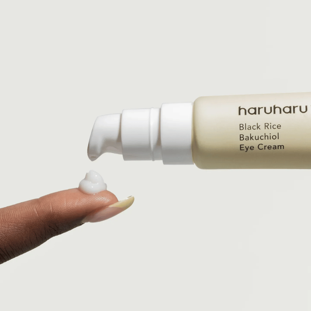 HaruHaru Wonder Black Rice Bakuchiol Eye Cream – Nahaufnahme einer Pumpe, die Creme auf die Fingerspitze abgibt, zeigt die Konsistenz für Feuchtigkeit und Anti-Aging.