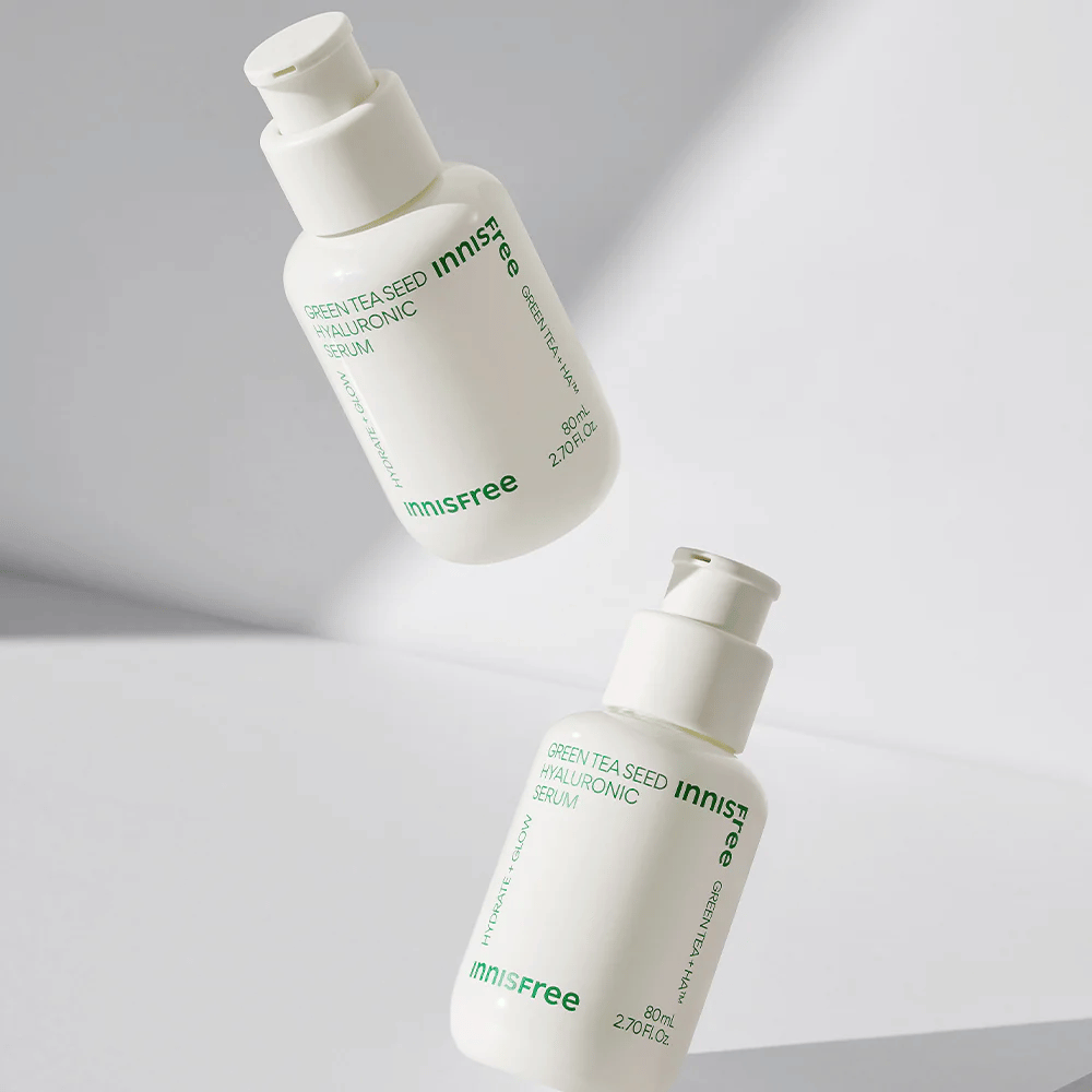 Innisfree Green Tea Seed Hyaluronic Serum 80ml Flasche auf einer weißen Oberfläche.