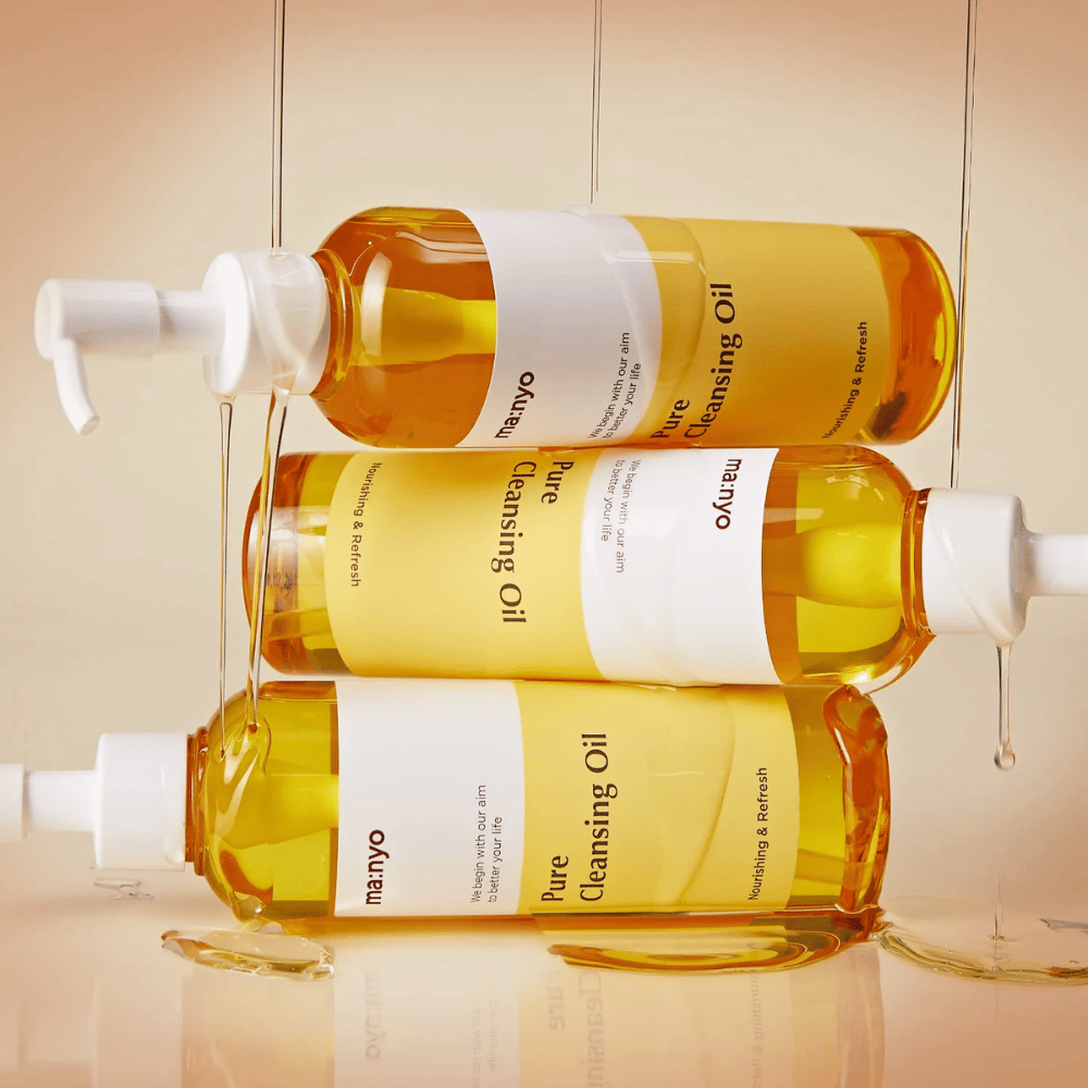 Drei Flaschen ma:nyo Pure Cleansing Oil 200ml gestapelt für Hautpflege und Make-up-Entfernung.