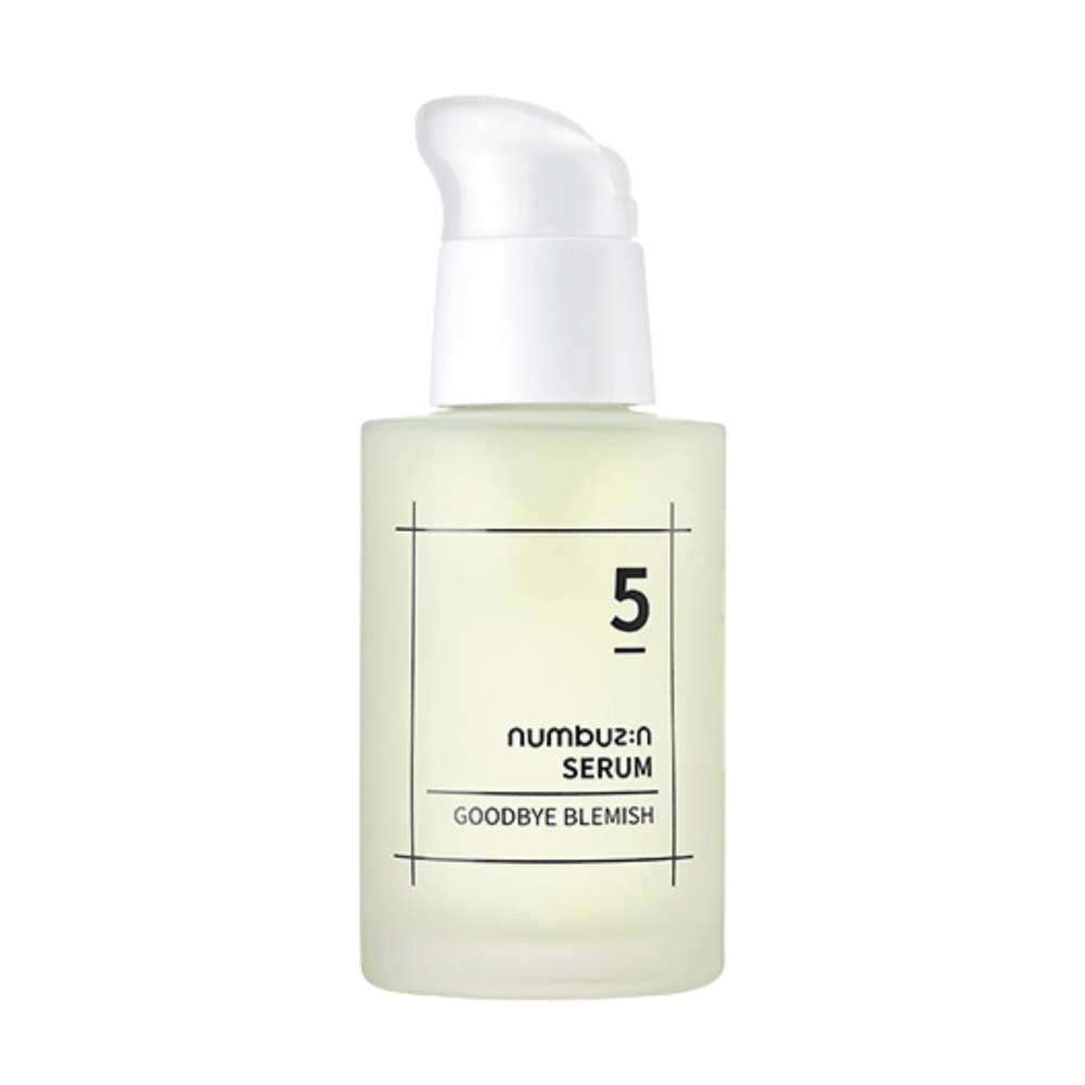 Eine Flasche No.5 Goodbye Blemish Serum 50ml von numbuzin auf weißem Hintergrund.