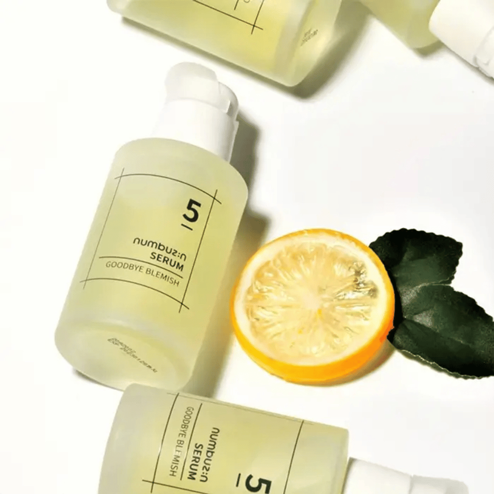 Fünf Flaschen numbuzin No.5 Goodbye Blemish Serum 50ml mit Zitronen und Blättern, die auf Flecken und Aknenarben abzielen.