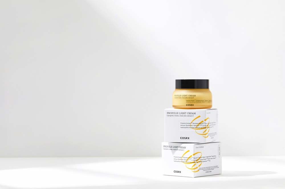 Ein Bündel COSRX Full Fit Propolis Light Cream 65 ml Schachteln.