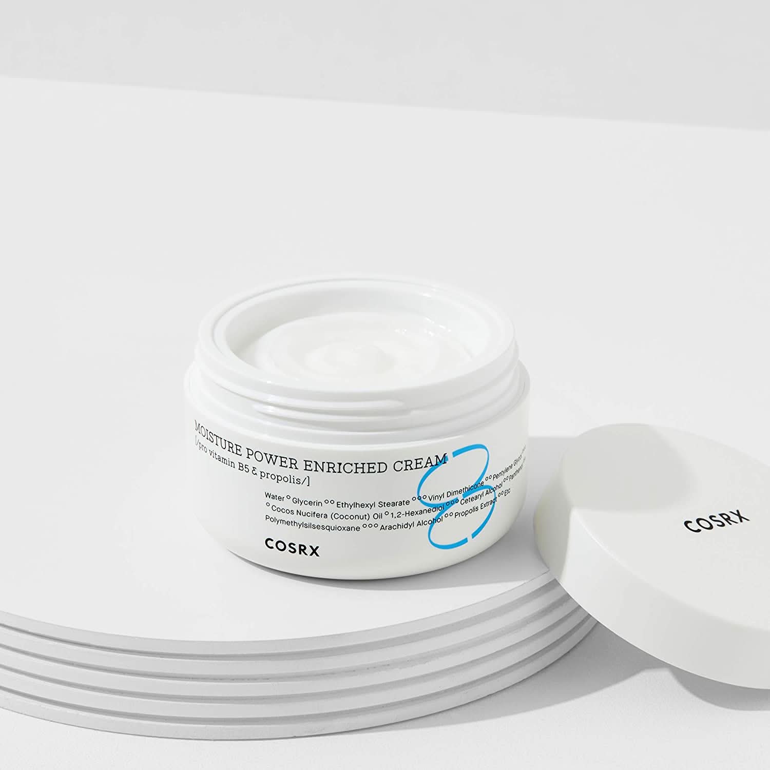 Ein Glas COSRX Moisture Power Enriched Cream 50ml, das auf einem Tisch steht.