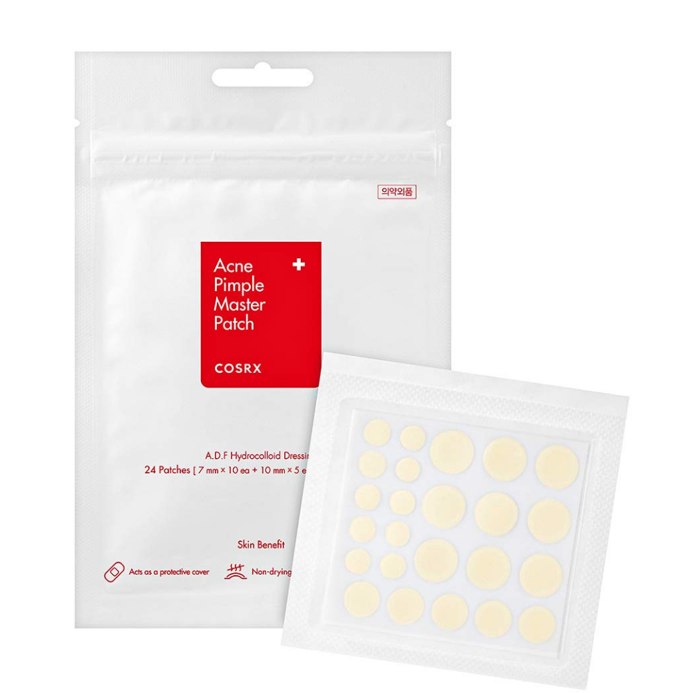 Ein weißes Paket mit einem weißen Etikett darauf, mit COSRX Acne Pimple Master Patch (1 Packung x 24 Pflaster) zur Behandlung von Akne und Pickeln mit Hydrocolloid-Technologie.