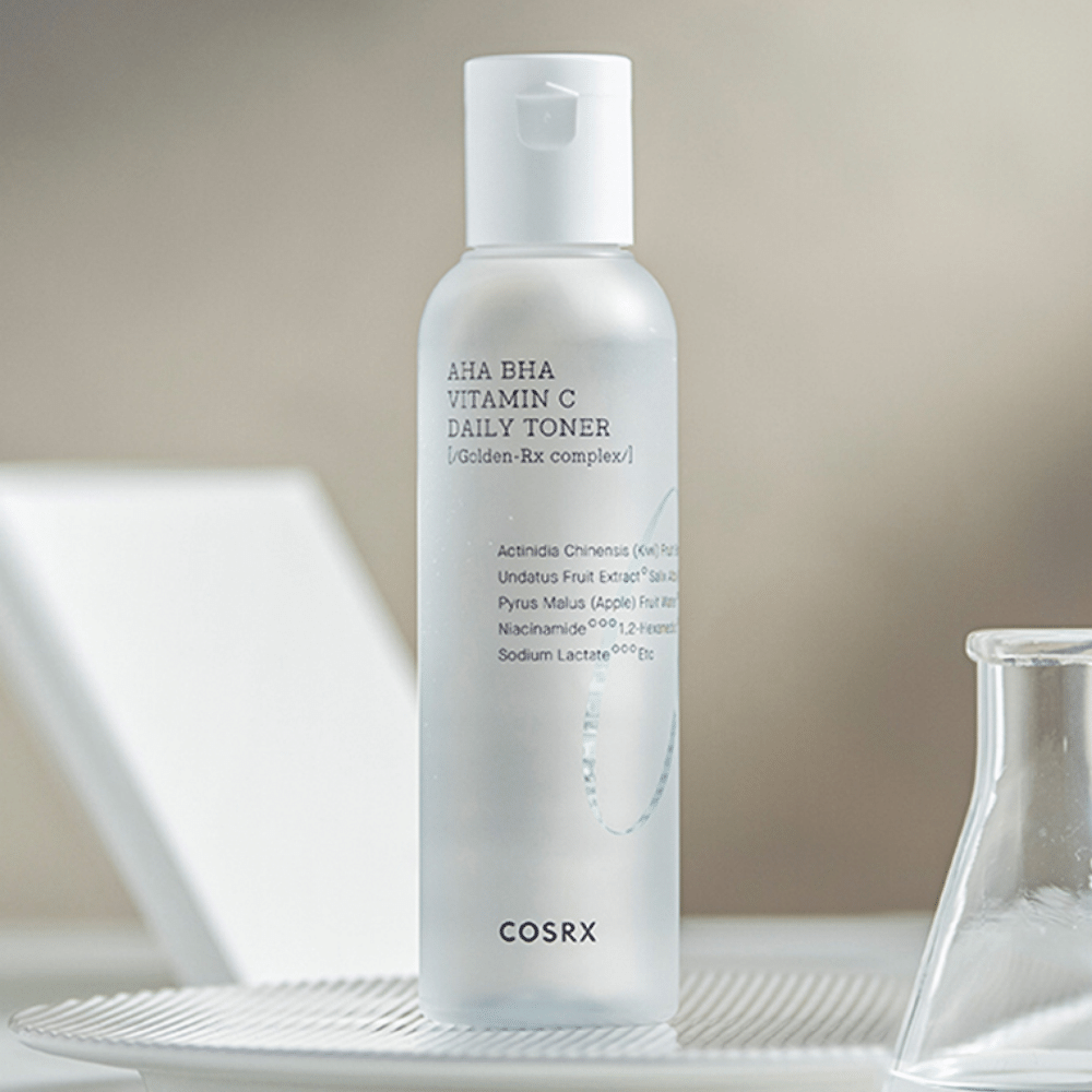Eine Flasche COSRX Refresh AHA BHA Vitamin C Daily Toner 150ml, die auf einer weißen Platte steht.