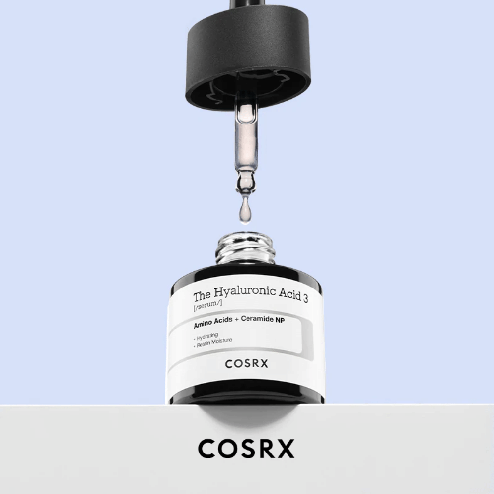 Ein Serum mit einer aufgesetzten Pipette, das COSRX:s The Hyaluronic Acid 3 Serum 20ml enthält, um die Feuchtigkeitsbarriere der Haut zu unterstützen.