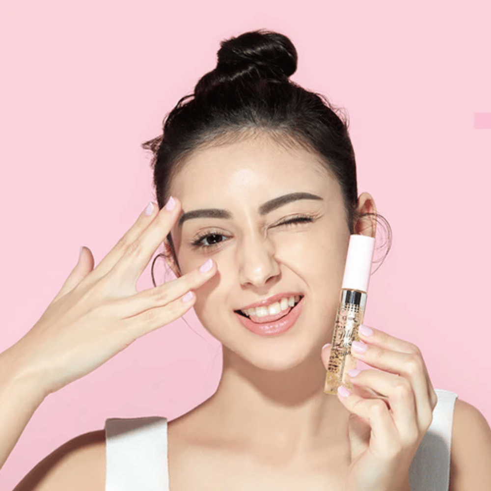 Eine Frau hält eine Flasche ETUDE My Lash Serum 9g vor ihr Gesicht, um die Wimpern zu stärken.