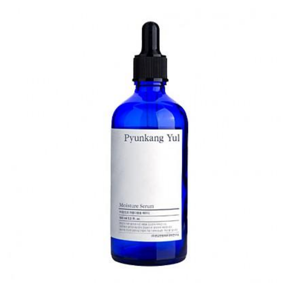 Eine Pyunkang Yul Moisture Serum 100ml auf einem weißen Hintergrund, die die Feuchtigkeitsniveaus der Haut ausgleicht.