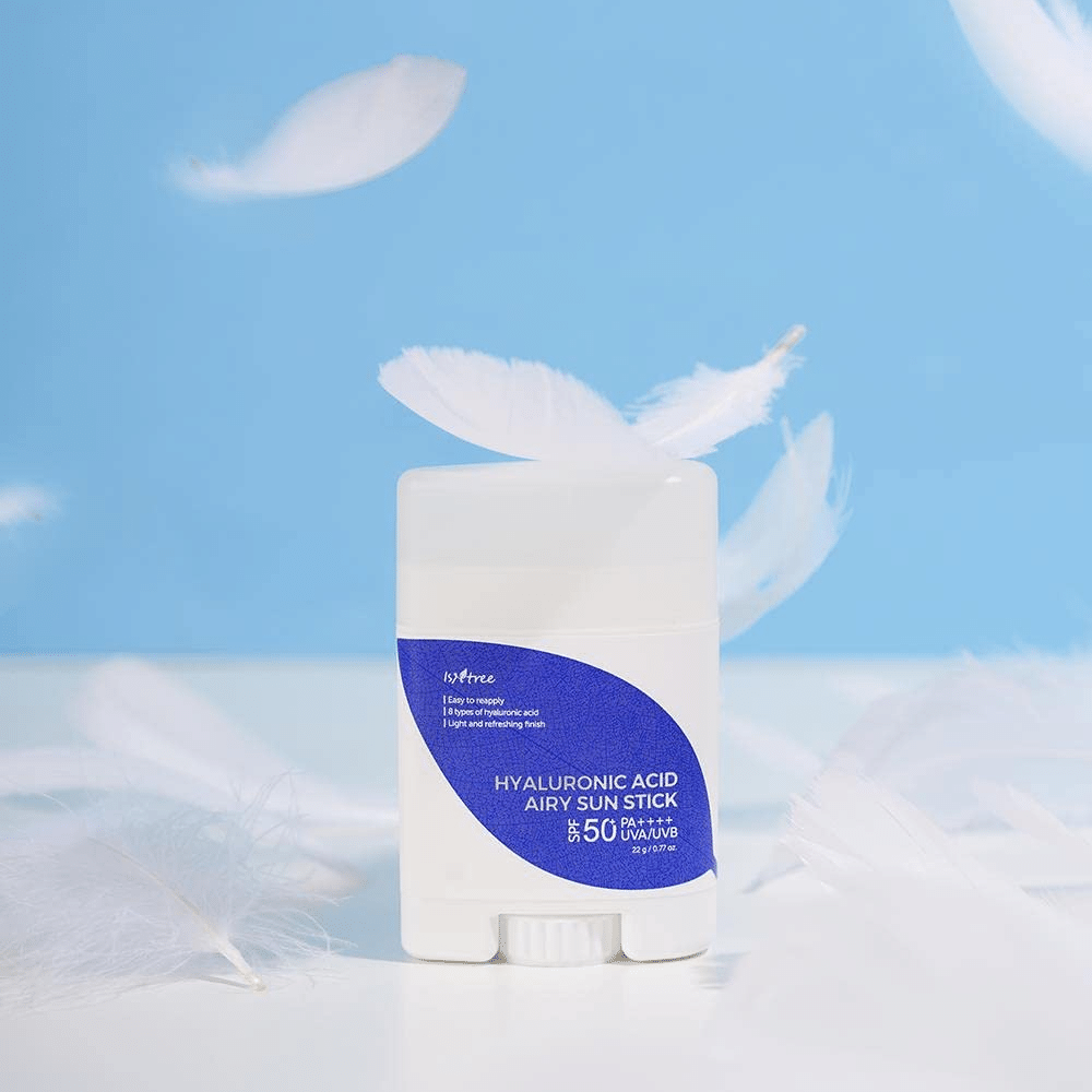 Ein Isntree Hyaluronic Acid Airy Sun Stick mit SPF 50+ und Hyaluronsäure, verziert mit weißen Federn.