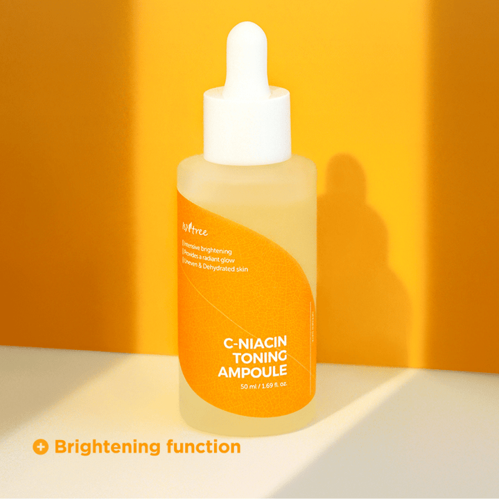 En flaska Isntree C-Niacin Toning Ampoule 50ml med uppljusande ampullegenskaper på gul bakgrund.