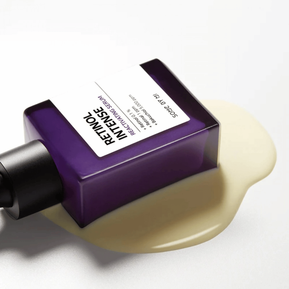 Eine Flasche SOME BY MI Retinol Intense Reactivating Serum 30ml, die auf einer weißen Oberfläche steht.