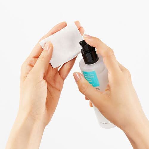 Eine Hand, die die Anwendung von COSRX Two In One Poreless Power Liquid 100ml für fettige Haut zeigt.