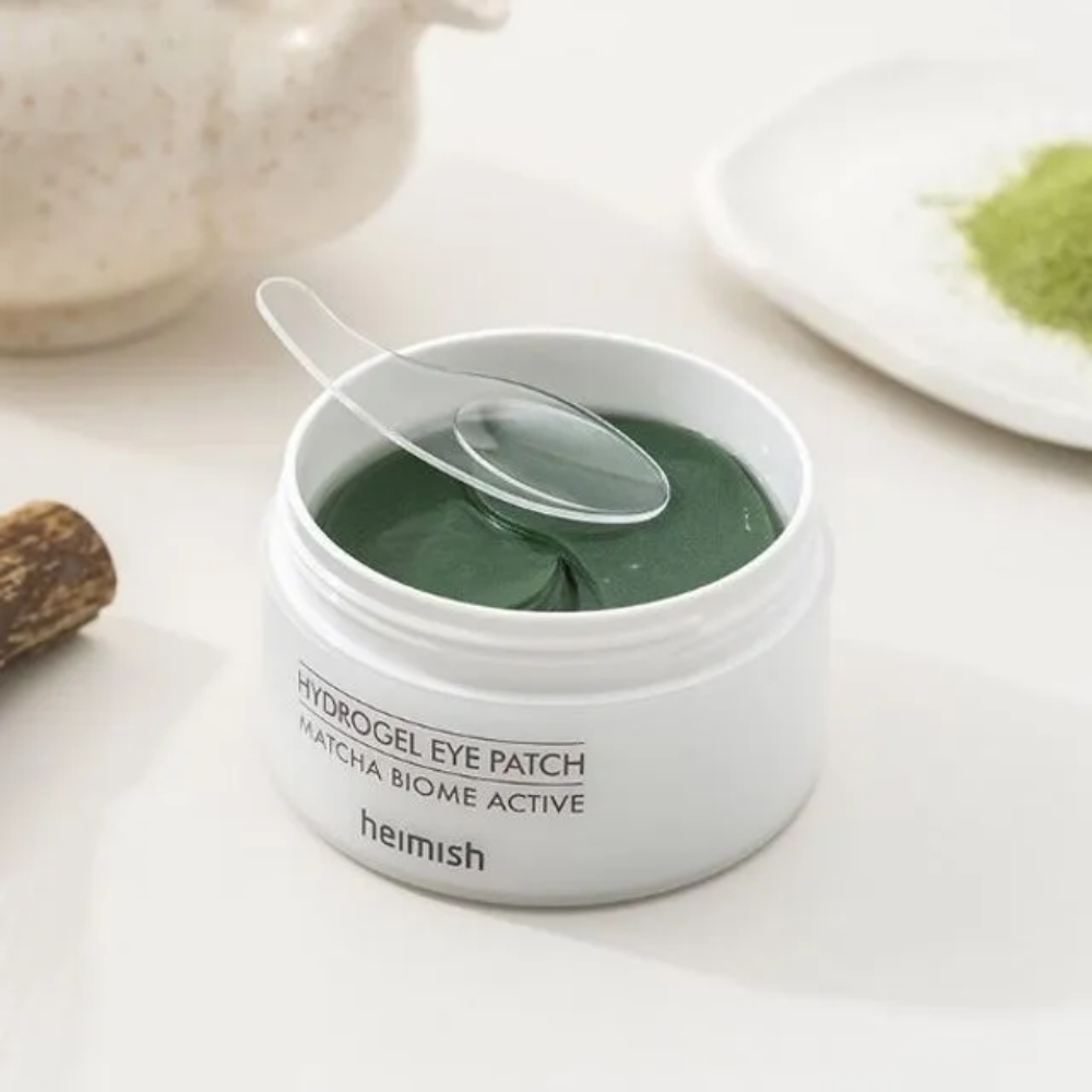Eine Schüssel mit Heimish Matcha Biome Hydrogel Eye Patch 60 Pflaster mit einem Löffel.