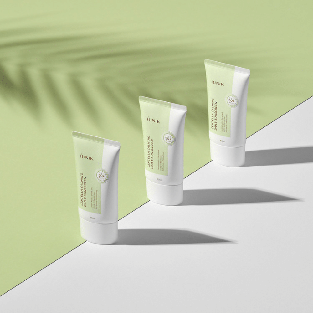 Drei Tuben iUNIK Centella Calming Daily Sunscreen mit SPF 50+ Schutz gegen UVA- und UVB-Strahlen auf weißem Hintergrund.
